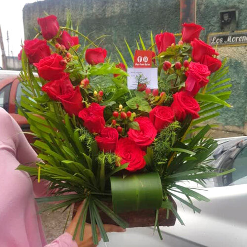 arreglofloral-flores-flecha-de-rosas-premiu-aflora-floristeria-venezuela-ecuador-estandar-01 arreglo de rosas